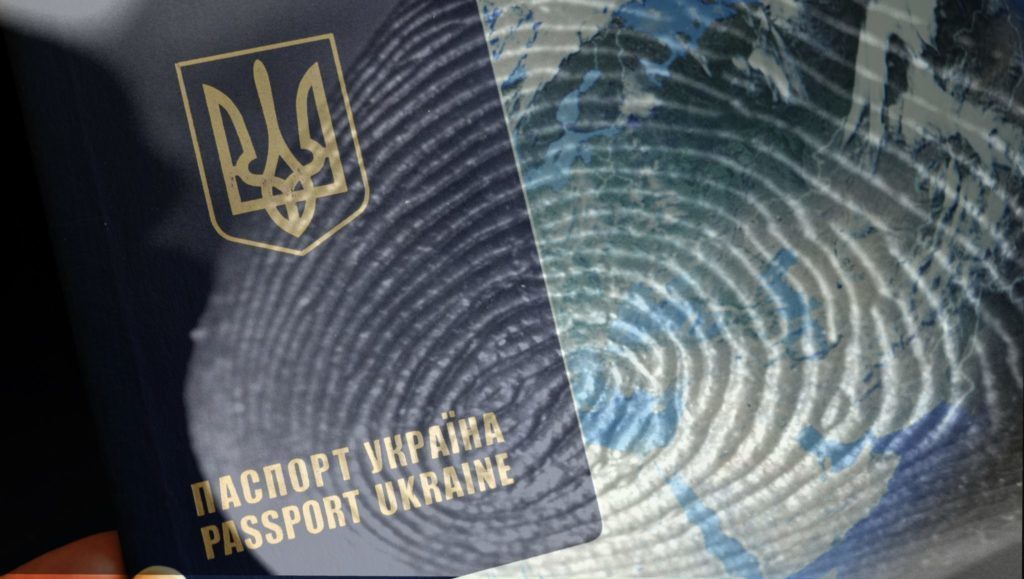 To nie boli i jest nawet przyjemne – Ukraińców, którzy chcą do „Schengen”, zobowiązano do składania odcisków palców
